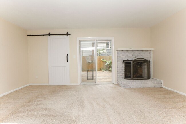 Building Photo - Spacious Townhome Move in Ready!!