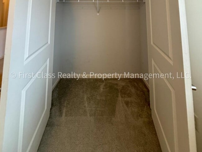 Building Photo - 565 Park View Drive