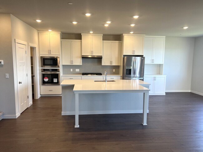 Building Photo - Beautiful Beaverton 4 Bedroom Home with Open Floor Plan, Deck & Upstairs Bonus Room