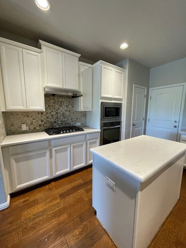 Building Photo - 22427 Carriage Bush