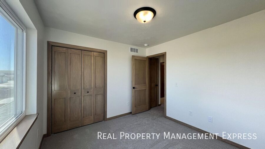 Building Photo - 3 Bed 2.5 Bath Townhome in West Sioux Falls