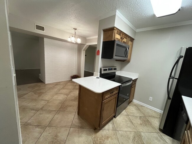 Building Photo - 228 E Circle Dr