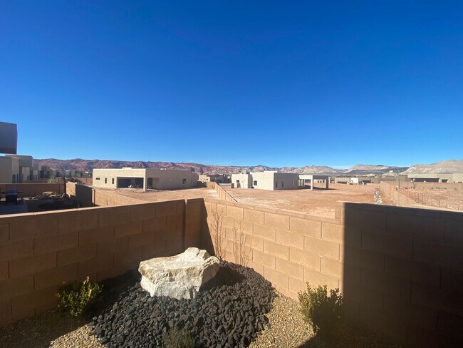Building Photo - Beautiful home in the Ledges