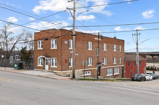Primary Photo - 226 E Illinois St
