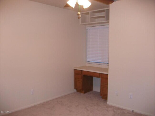 Building Photo - 2744 N Country Club Rd