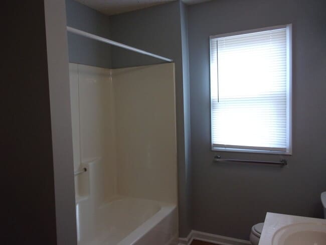 Building Photo - 3 Bedroom 1 Bath Home