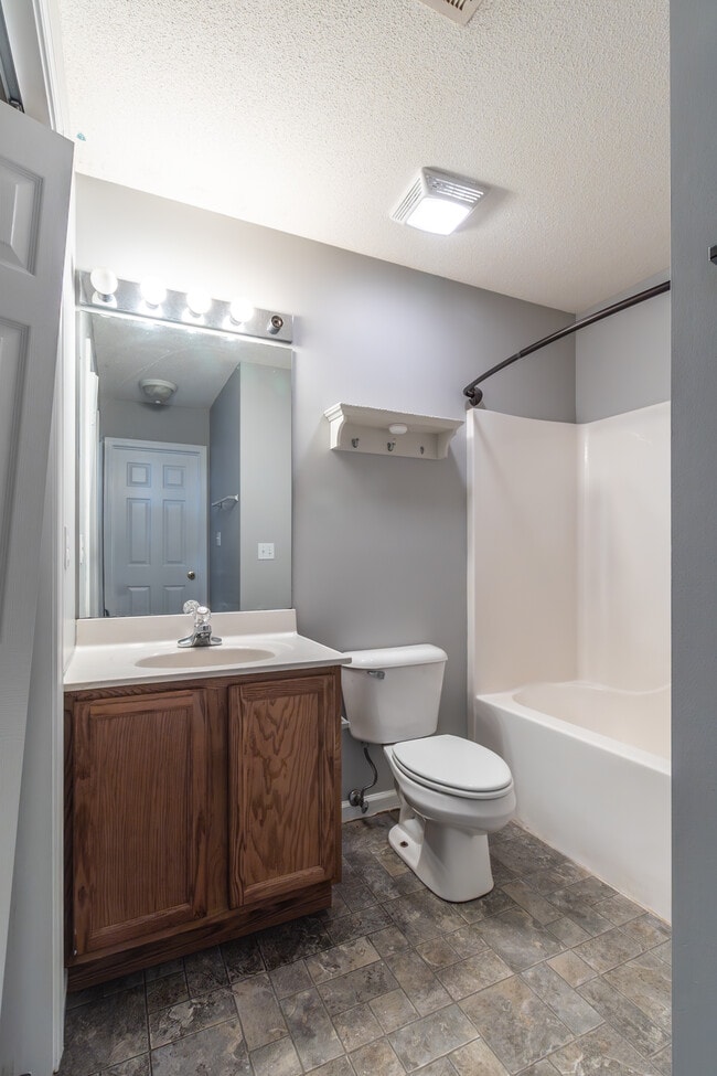 Building Photo - 913 Hazelbrook Way