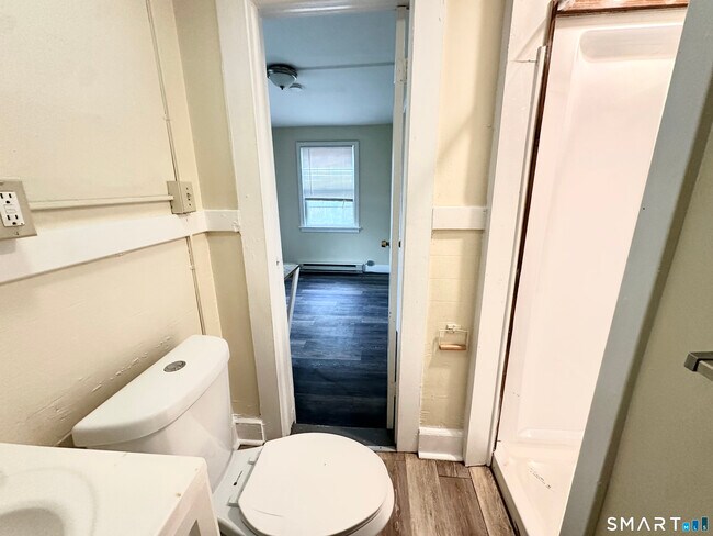 Building Photo - 1431 Bank St