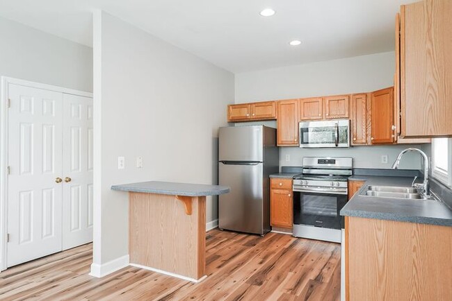 Building Photo - 3 BR/3 BA | W/D Included | SPRING SEMESTER...