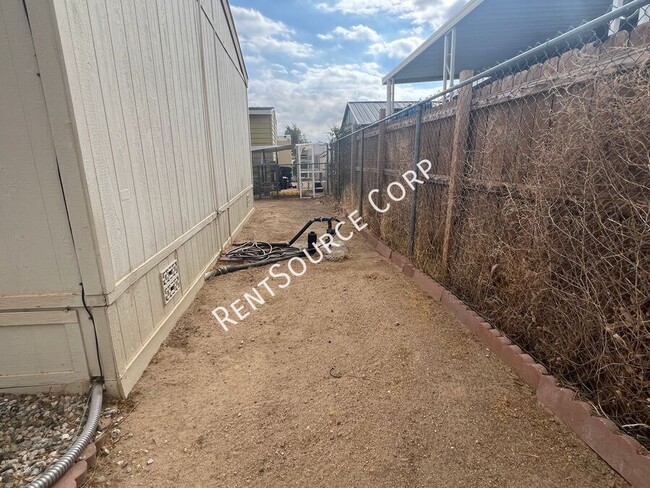 Building Photo - 3 Bedrom Mobile Home For Rent in Rosamond