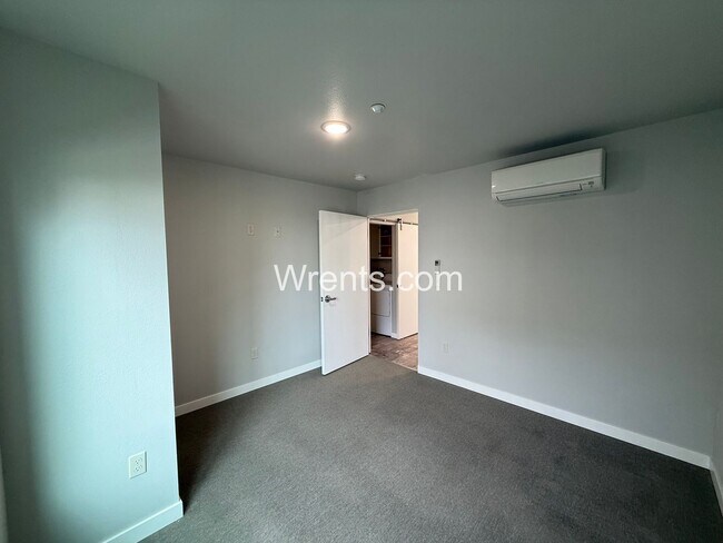 Building Photo - Quiet Small town Apartment in Davenport