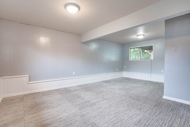 Building Photo - 3 Bedroom /1.5 Bath Silver Lake / Eastmont...