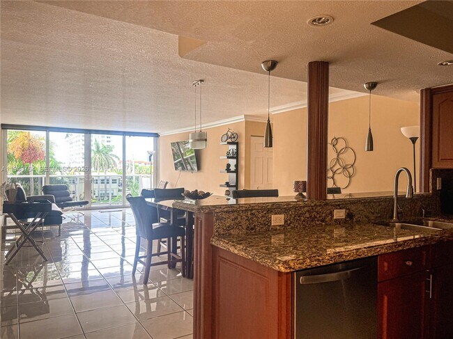 Building Photo - 3140 S Ocean Dr