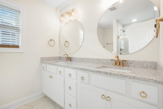 Building Photo - 5013 Bentwood Ct