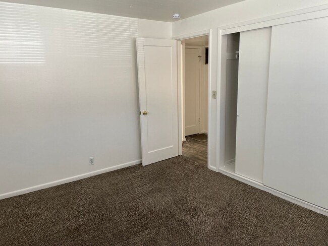 Building Photo - Updated Duplex in Great Location!!