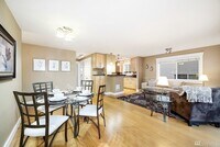 Building Photo - AVAILABLE AUGUST 1ST >> Beautiful Fully Re...