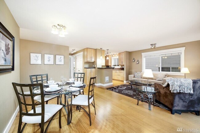 Primary Photo - AVAILABLE AUGUST 1ST >> Beautiful Fully Re...