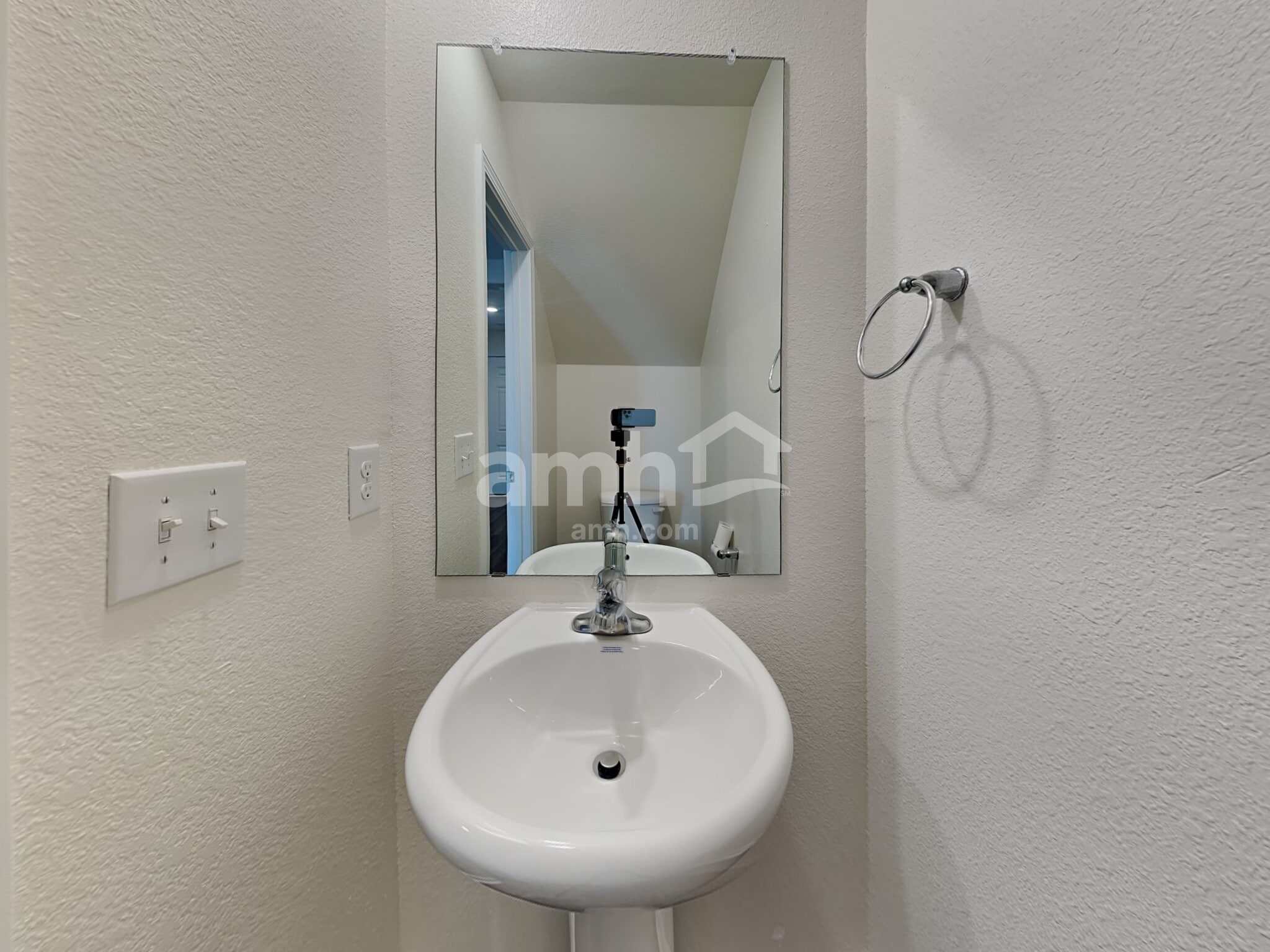 Building Photo - 2065 Southlea Dr