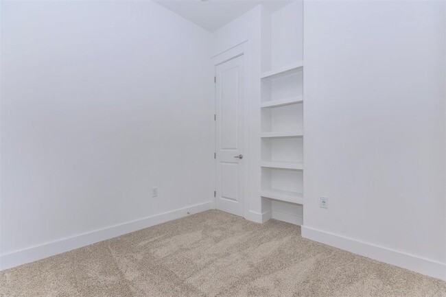 Building Photo - 3030 Greenbusch Rd