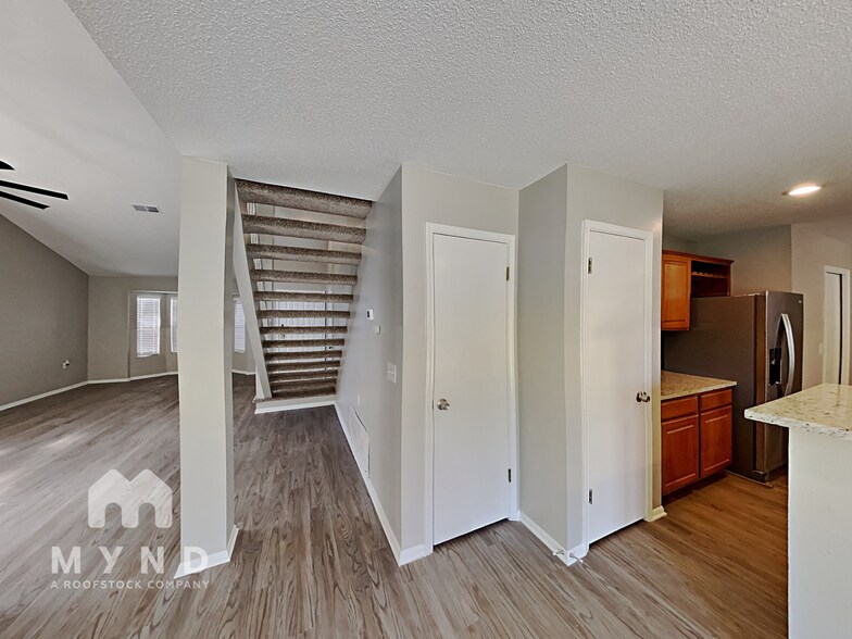 Building Photo - 8102 Valley Trails