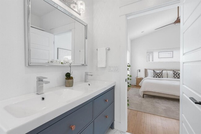Building Photo - 402 W 55th St