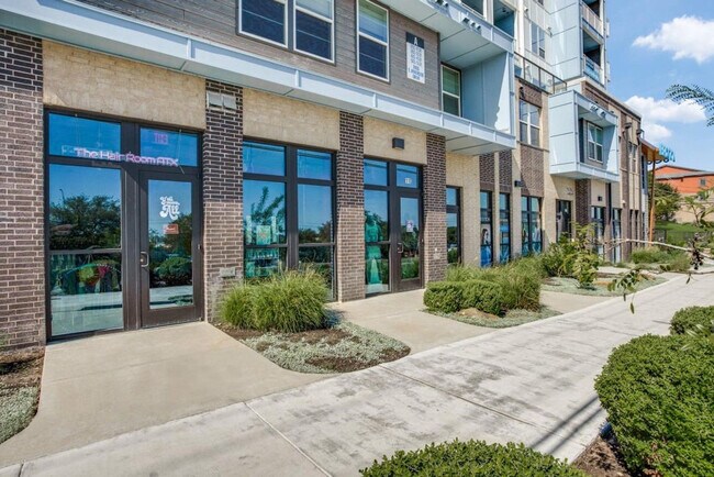 Building Photo - 2435 E Riverside Dr