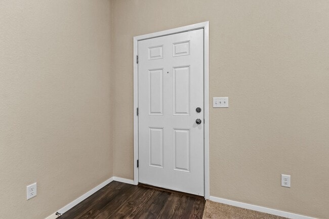 Building Photo - Beautiful home Located in desirable west Fayetteville neighborhood with playground