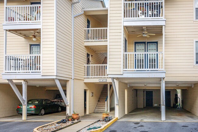 Building Photo - Harbor Landing rental with boat slip, great amenities, and a gated waterfront community lifestyle.