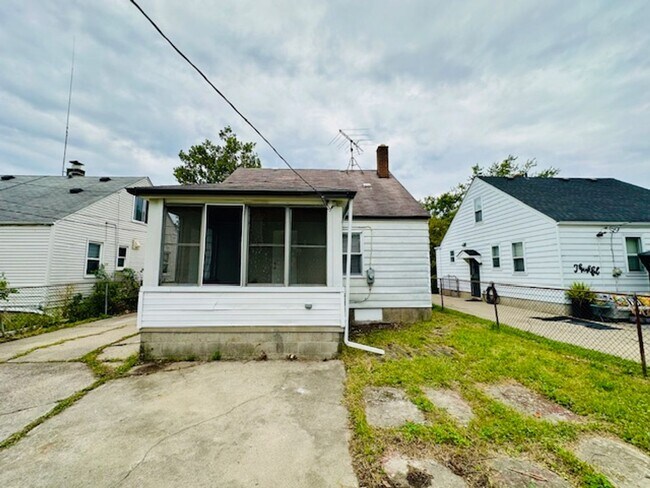 Building Photo - 3 Bedroom 1 Bath 2 Car Garage Welcome Sect...