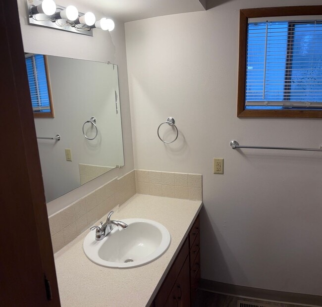 Building Photo - 1323