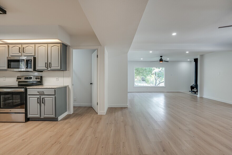 Building Photo - 568 W Quill Dr