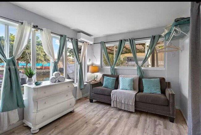 Building Photo - 420 SE 9th Ct