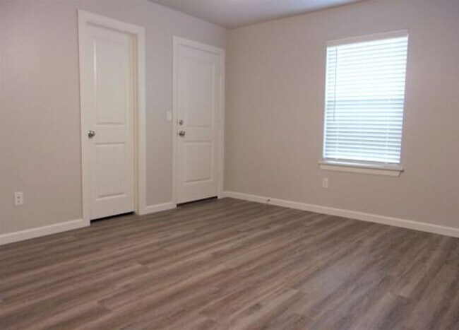 Building Photo - 3 Bed 2 Bath 2 Car Duplex in Chisholm Cree...