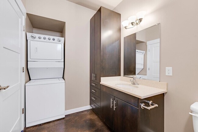 Building Photo - 2 Bedroom, 1 Bath Available! MOVE IN SPECIAL $2000