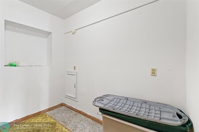 Building Photo - 939 Lytle St