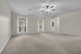 Building Photo - 10 Treadwell Ct