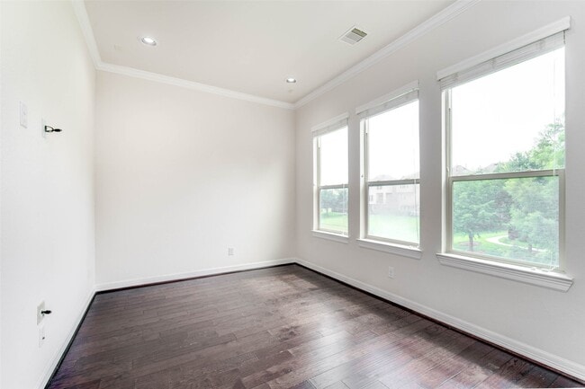 Building Photo - 2710 Shadybrook Meadow Dr