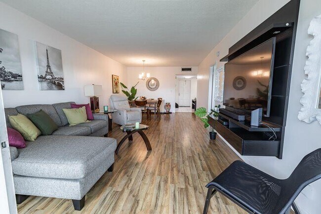 Building Photo - 2751 N Palm Aire Dr