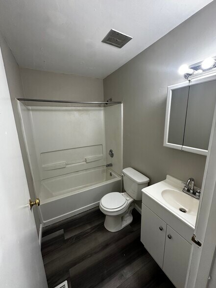 Building Photo - 6846 Emerald Ave