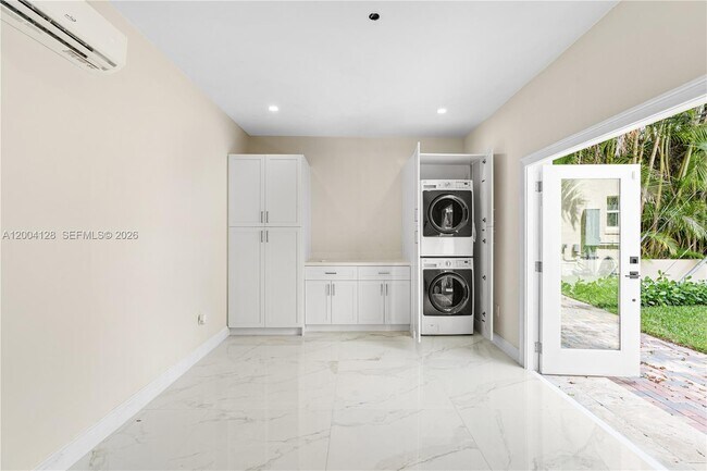 Building Photo - 2413 N Greenway Dr