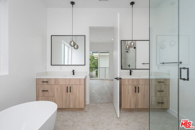 Building Photo - 726 Robinson St