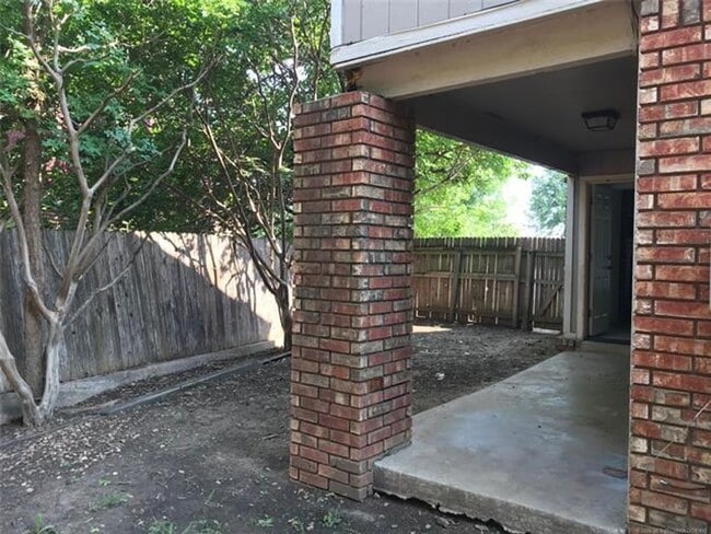 Building Photo - UNION Schools 3/2/2 near High School and Woodland Hills Mall.