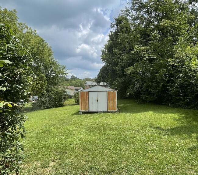 Building Photo - Excellent 3 Bedroom Home Minutes from Down...