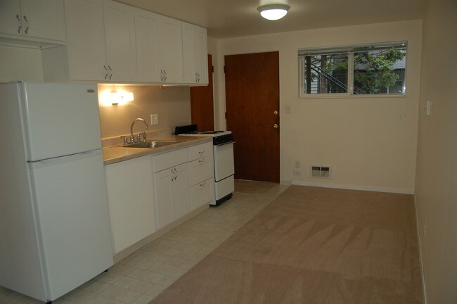 Studio - Park Royal Apartments