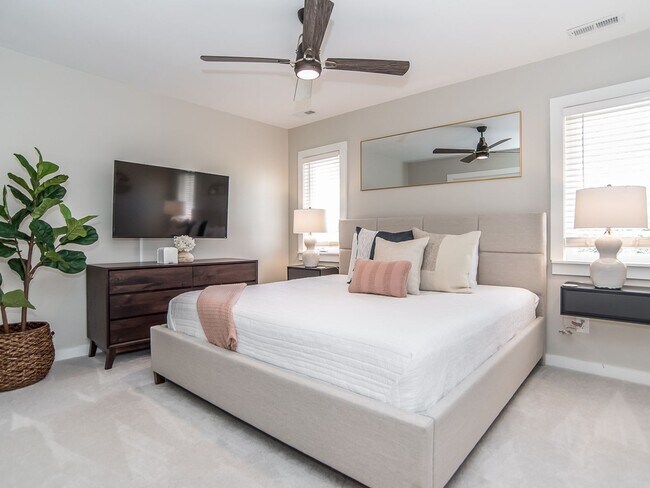 Building Photo - Luxurious 2BD, 1.5BA Raleigh Unit (B) in a Prime Location Near NC State University