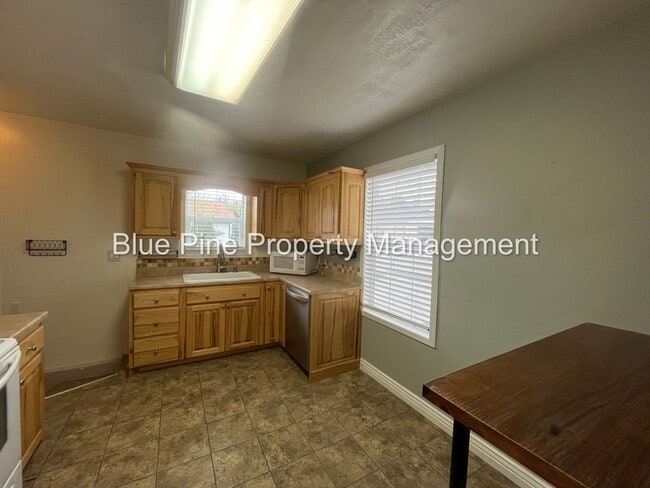 Building Photo - 745 S Higbee Ave