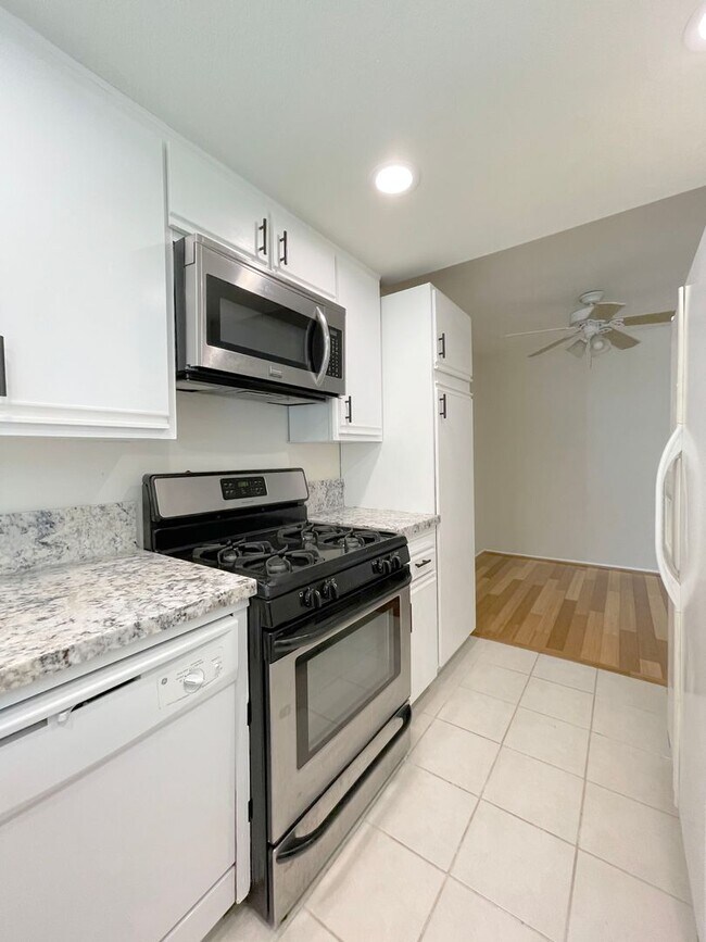 Building Photo - Single-Story Condo Steps from OC Fairgrounds & Minutes to Eastside Costa Mesa