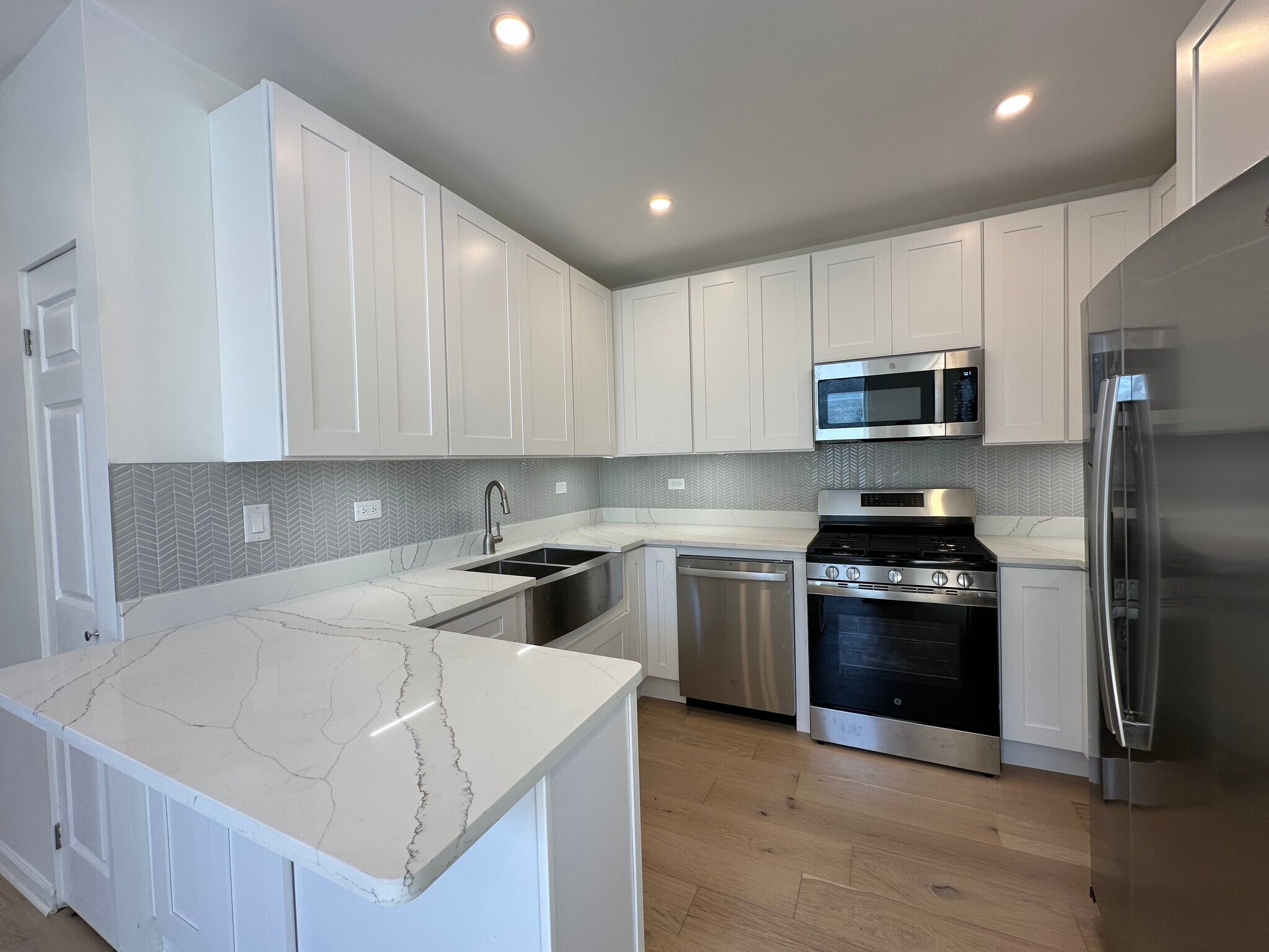 Building Photo - 2045 N Damen Ave