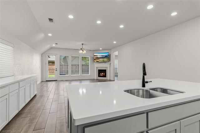 Building Photo - 1009 Queens Lk Trl