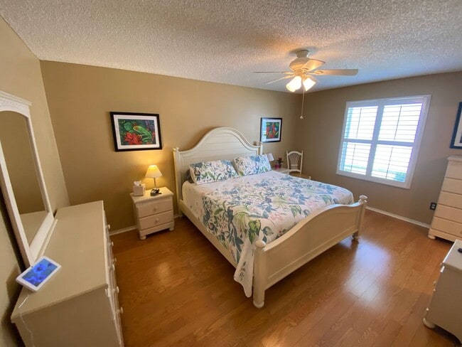 Building Photo - Great Location Turnkey Villa In The Village of Belvedere ANNUAL Lease